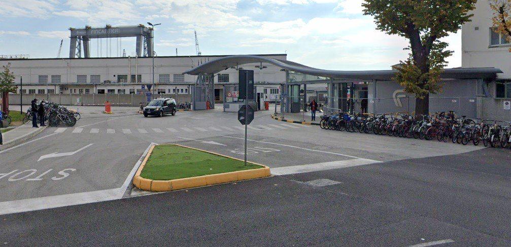 Immagine per Alle prime luci dell'alba di fronte ai cancelli, il presidio di Cgil e Uil a Monfalcone